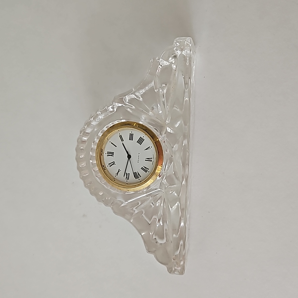 Quartz Glass Clock Punctual Energizer